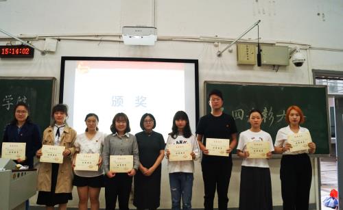 优秀团员颁奖 (2).jpg 优秀团员颁奖 (2).jpg