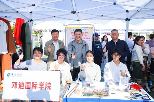 一群人站在桌子边 AI 生成的内容可能不正确。